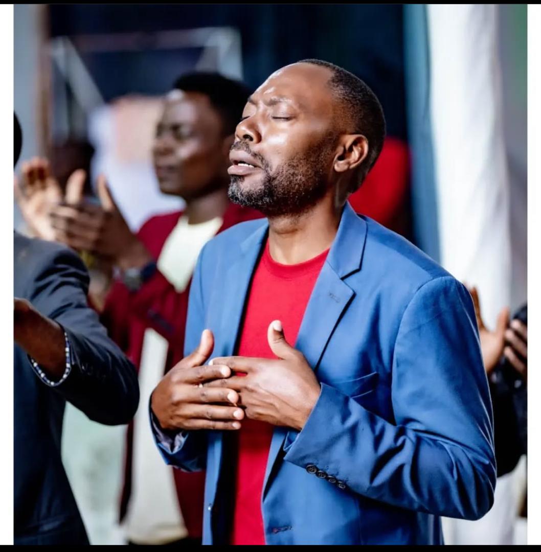 A man deep in worship